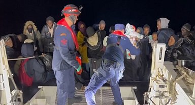 İzmir açıklarında lastik botlardaki 59 düzensiz göçmen kurtarıldı 