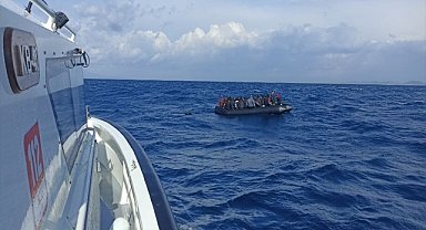 İzmir açıklarında sürüklenen botlardaki 80 düzensiz göçmen kurtarıldı
