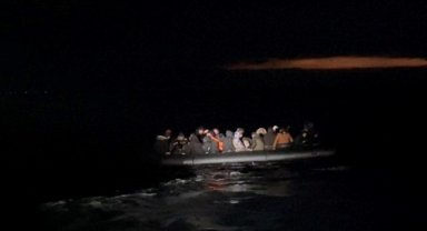 İzmir açıklarında sürüklenen bottaki 37 düzensiz göçmen kurtarıldı