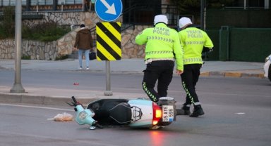 İzmir'de aydınlatma direğine çarpan motosikletin sürücüsü ağır yaralandı