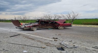 İzmir'de iki otomobilin çarpışması sonucu 2 kişi öldü