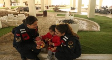 İzmir'de jandarmadan depremzede kadınlara ziyaret