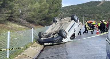 İzmir'de polisten kaçan aracın kaza yapması sonucu 2 kişi öldü