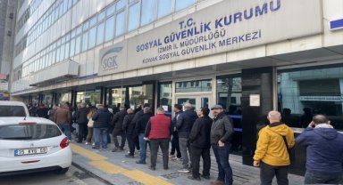 İzmir'deki SGK merkezlerinde "EYT" yoğunluğu