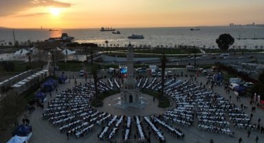 İzmir Konak Meydanı'nda depremzedelere iftar verildi