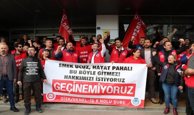 Karşıyaka Belediyesi önünde bir grup işçi, basın açıklaması yaptı