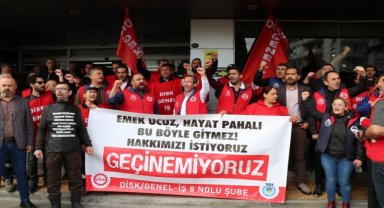 Karşıyaka Belediyesi önünde bir grup işçi, basın açıklaması yaptı