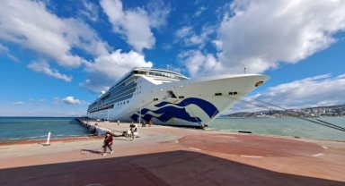 Kuşadası'na kruvaziyerle 1997 turist geldi