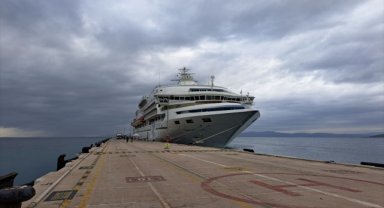 Kuşadası'na turist getiren kruvaziyer firması, depremzedeler için toplanan yardımları da ulaştırdı