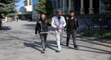 Kütahya'da ayakkabılarının tabanında uyuşturucu bulunan şüpheli tutuklandı