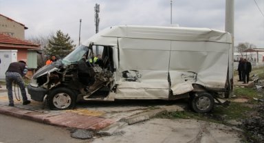 Kütahya'da hemzemin geçitte yük treninin çarptığı minibüsün sürücüsü yaralandı
