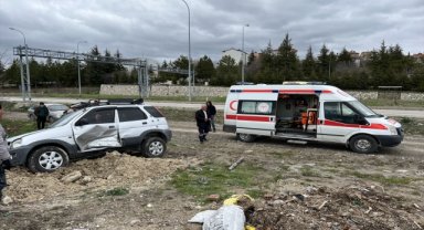 Kütahya'da iki otomobilin çarpıştığı kazada 7 kişi yaralandı