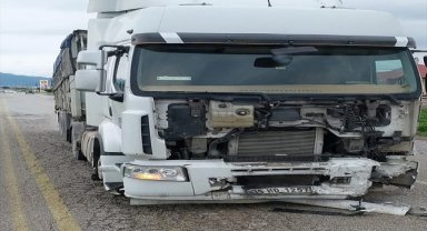 Manisa'da tırla çarpışan otomobilin sürücüsü öldü