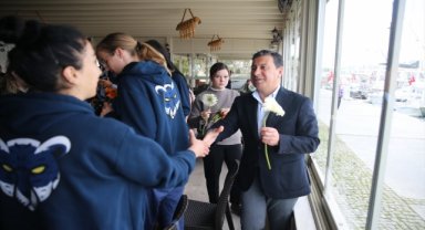 Muğla'da depremzede kadınlara karanfil dağıtıldı