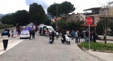 Muğla'da kamyonetle çarpışan motosikletteki ikiz kardeşler yaralandı