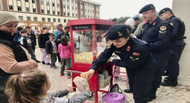 Muğla'da polis ve jandarma ekipleri depremzede çocuklar için etkinlikler düzenledi