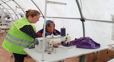 Muğla'dan giden usta öğreticiler depremden etkilenen kadınlar için dikiş atölyesi kurdu