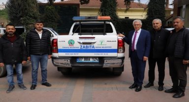 Ödemiş Belediyesi, Hatay'ın Defne Belediyesine kamyonet gönderdi