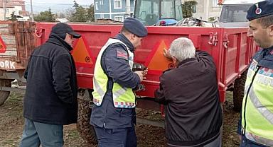 Sandıklı'da traktörler sürücülerine reflektör dağıtıldı