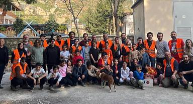 ŞEHİR TİYATROSU EKİBLERİ DEPREMZEDE ÇOCUKLARA MORAL OLUYOR