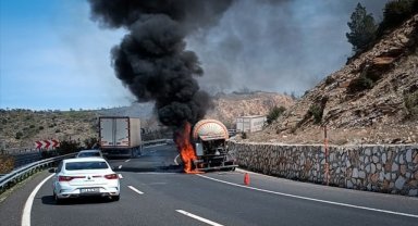 Uşak'ta sıvılaştırılmış karbondioksit yüklü tankerde çıkan yangın söndürüldü