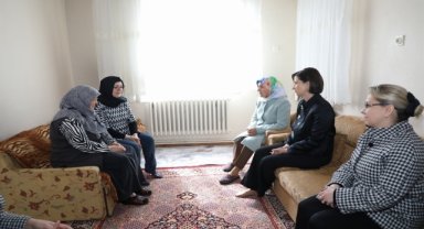 Vali Çelik ve Belediye Başkanı Işık'ın eşleri depremzedeleri ziyaret etti