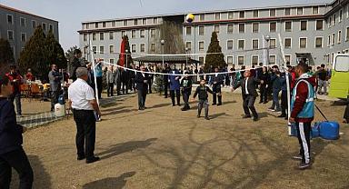  Vali Yiğitbaşı ile Belediye Başkanı Zeybek, depremzede çocuklarla voleybol oynadı