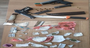 Afyonkarahisar'da aracında uyuşturucu madde bulunan 2 kişi yakalandı