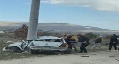 Afyonkarahisar'da beton direğe çarpan otomobildeki 2 kişi yaşamını yitirdi