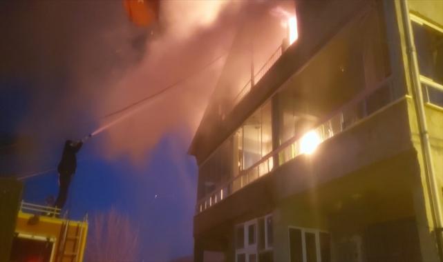 Afyonkarahisar'da çıkan yangında iki katlı evin çatı katı kullanılamaz hale geldi
