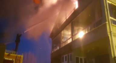 Afyonkarahisar'da çıkan yangında iki katlı evin çatı katı kullanılamaz hale geldi