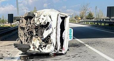 Afyonkarahisar'da devrilen minibüsteki 4 kişi yaralandı