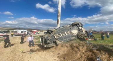 Afyonkarahisar'da elektrik direğine çarpan otomobildeki 1 kişi öldü, 3 kişi yaralandı