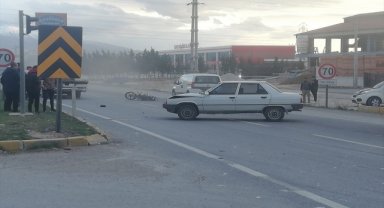 Afyonkarahisar'da otomobilin çarptığı motosikletteki baba öldü, oğlu yaralandı
