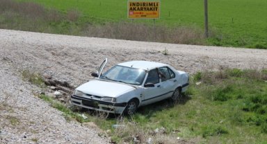 Afyonkarahisar'da otomobilin tarlaya girmesi sonucu 3 kişi yaralandı