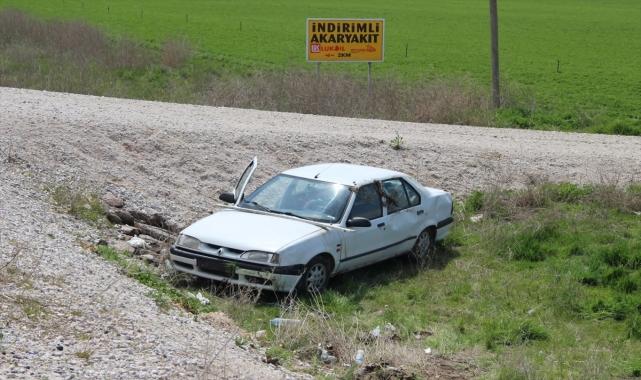 Afyonkarahisar'da otomobilin tarlaya girmesi sonucu 3 kişi yaralandı