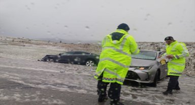 Afyonkarahisar'da sağanak ve dolu etkili oldu