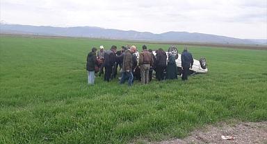 Afyonkarahisar'da tarım arazisine devrilen otomobildeki 4 kişi yaralandı