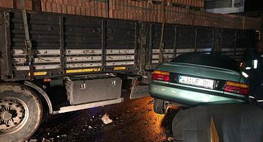 Afyonkarahisar'da tıra çarpan otomobildeki 2 kişi yaralandı