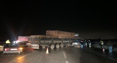 Afyonkarahisar'da tıra çarpan otomobildeki 2 kişi yaralandı