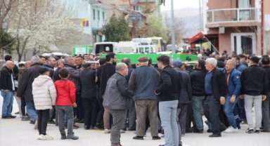 Afyonkarahisar'daki trafik kazasında hayatını kaybeden 2 genç kızın cenazeleri defnedildi