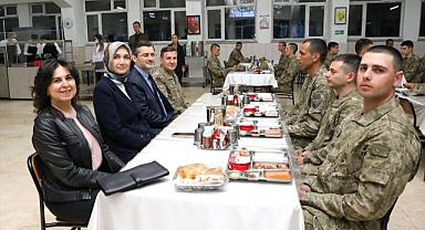 Afyonkarahisar Valisi Kübra Güran Yiğitbaşı Mehmetçikle iftar yaptı