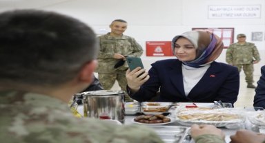 Afyonkarahisar Valisi Kübra Güran Yiğitbaşı Mehmetçikle iftar yaptı