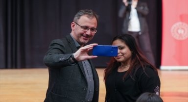 Bakan Kasapoğlu, İzmir'de gençlerle bir araya geldi