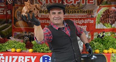 Çiğköfte ustası, iş için geldiği Afyonkarahisar'daki sokak hayvanlarını besliyor