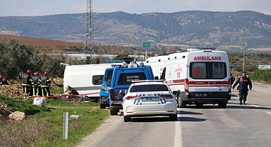 Denizli'de tur midibüsü ile otomobil çarpıştı, 2 kişi öldü, 23 kişi yaralandı