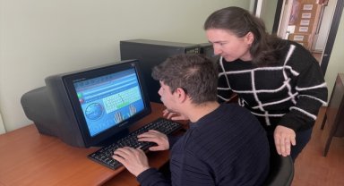 Depremzede eğitmen Afyonkarahisar'da görme engellilere bilgisayar öğretiyor