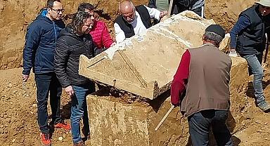 Dinar'da Lahit mezar gün yüzüne çıkarıldı