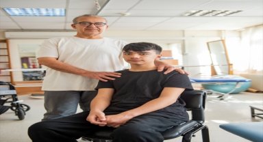 Enkazdan kurtarılan Osmaniye'li depremzede İzmir'de yeniden yürümeye başladı