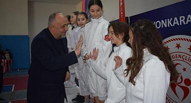 Eskrimde kılıçlar çekildi